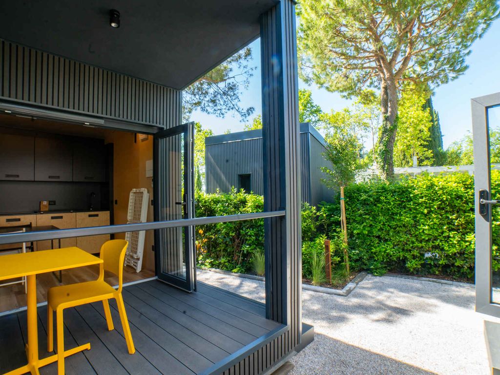Mobilehome mit Klimaanlage und Holzveranda
