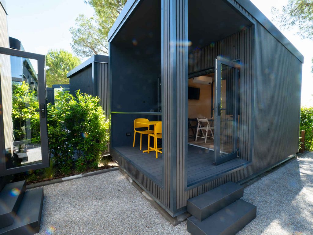 Mobilehome mit Klimaanlage und Holzveranda