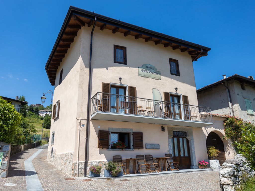 Ferienhaus mit Balkon und Garten
