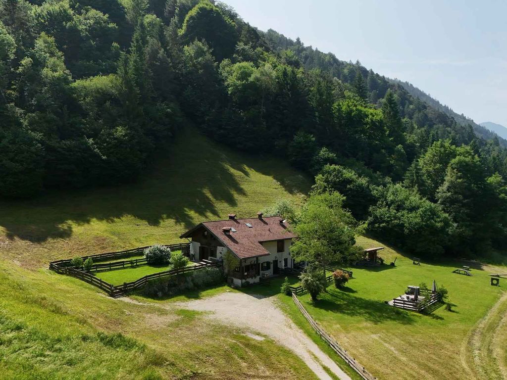 Berghütte mit 20.000 Quadratmetern Land