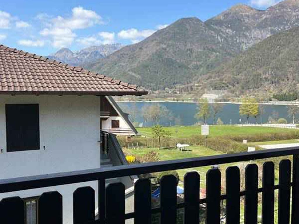 Ferienwohnung mit Pool und Balkon mit Seeblick
