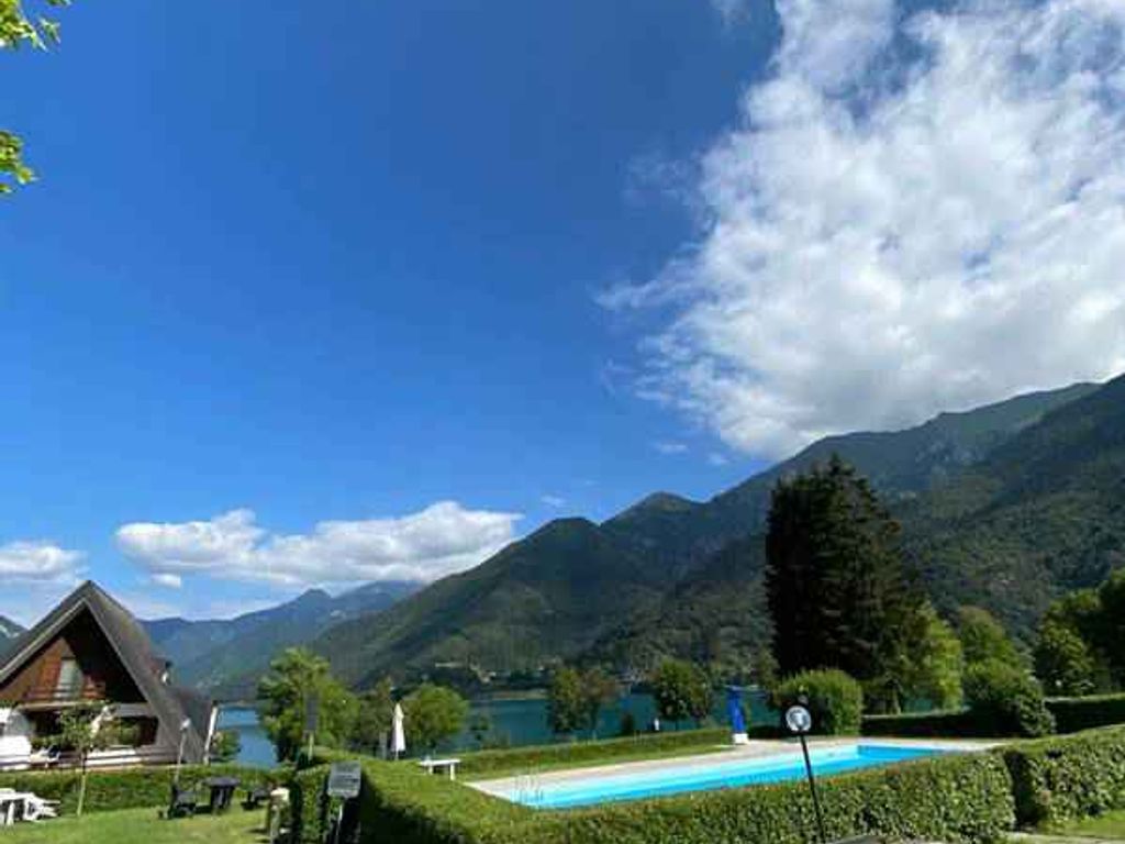 Ferienwohnung mit Pool und Balkon mit Seeblick