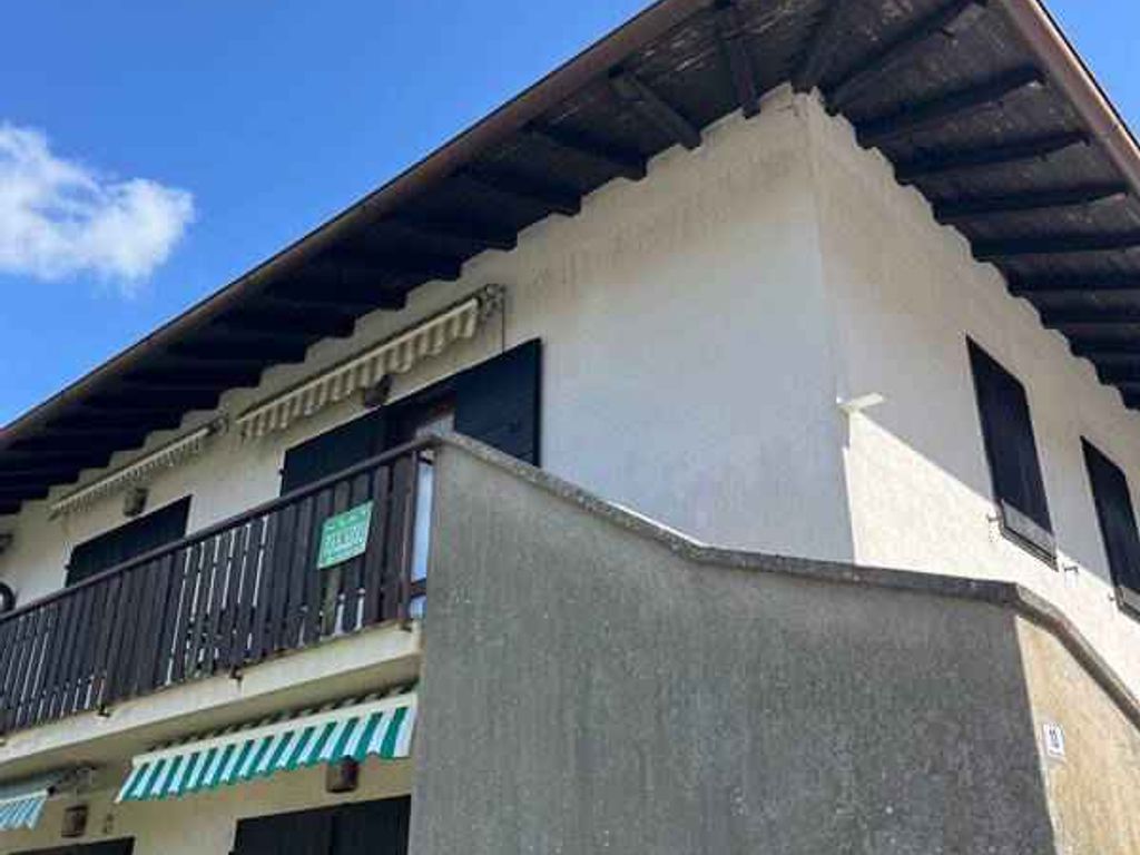 Ferienwohnung mit Pool und Balkon mit Seeblick