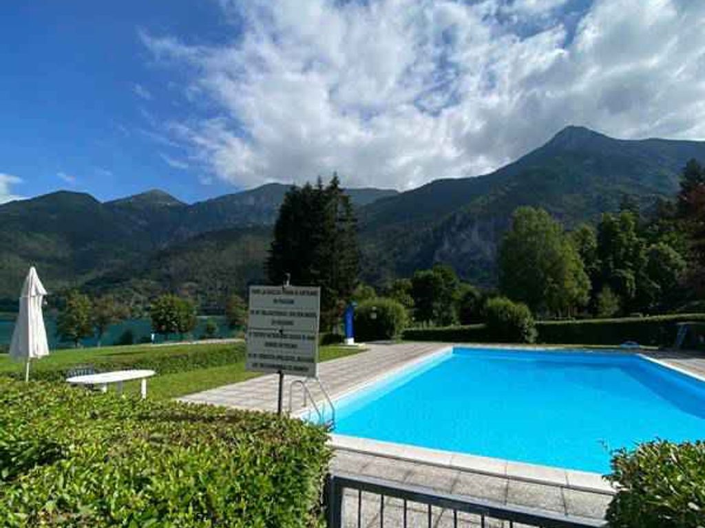 Ferienwohnung mit Pool und Balkon mit Seeblick