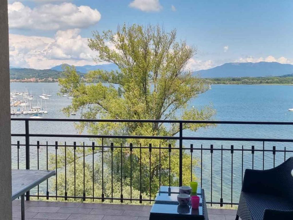 Ferienwohnung mit Klimaanlage und Balkon mit Seeblick