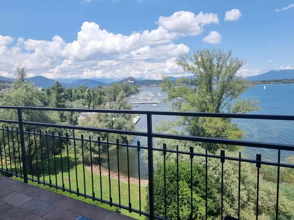 Ferienwohnung mit Klimaanlage und Balkon mit Seeblick
