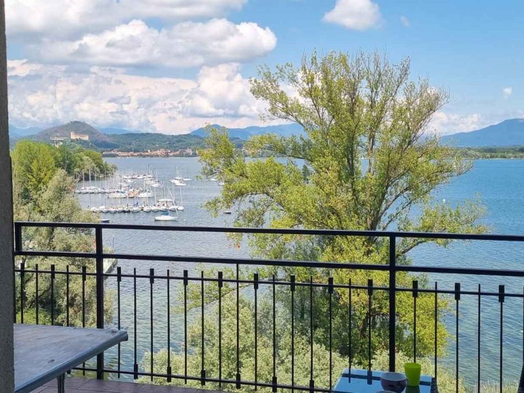 Ferienwohnung mit Klimaanlage und Balkon mit Seeblick