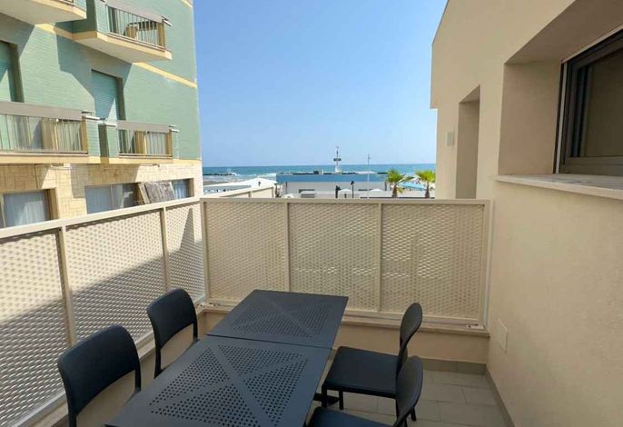 Ferienwohnung mit Klimaanlage, Internet und Balkon mit Meerblick