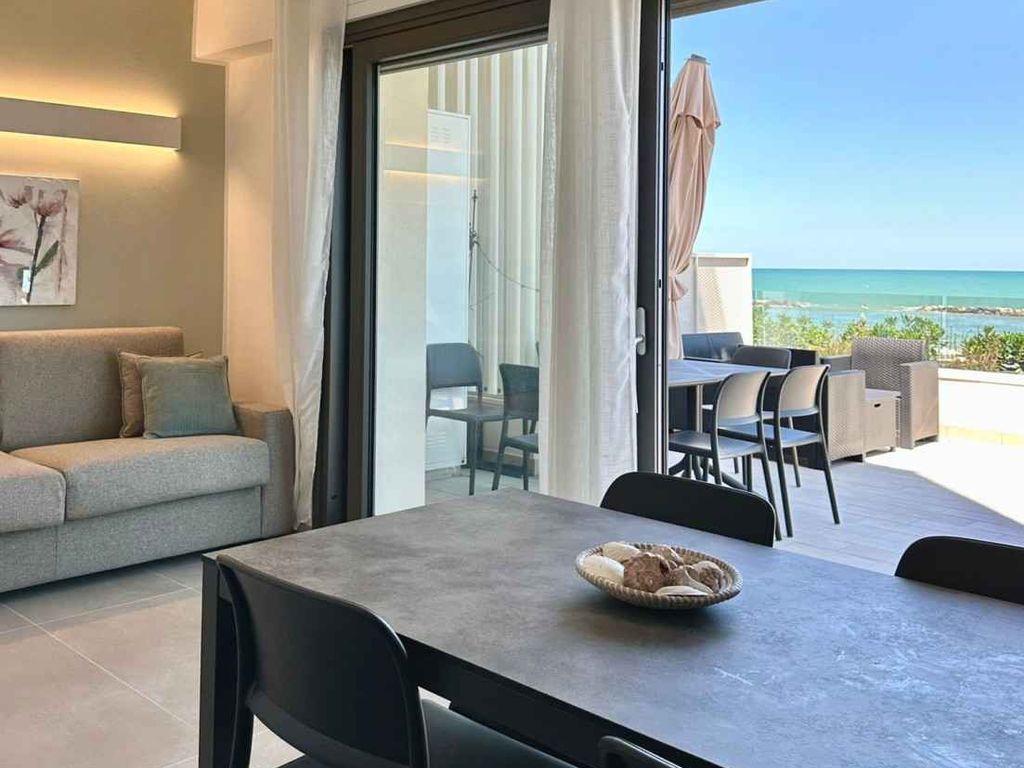 Ferienwohnung mit Klimaanlage, Internet und Balkon mit Meerblick