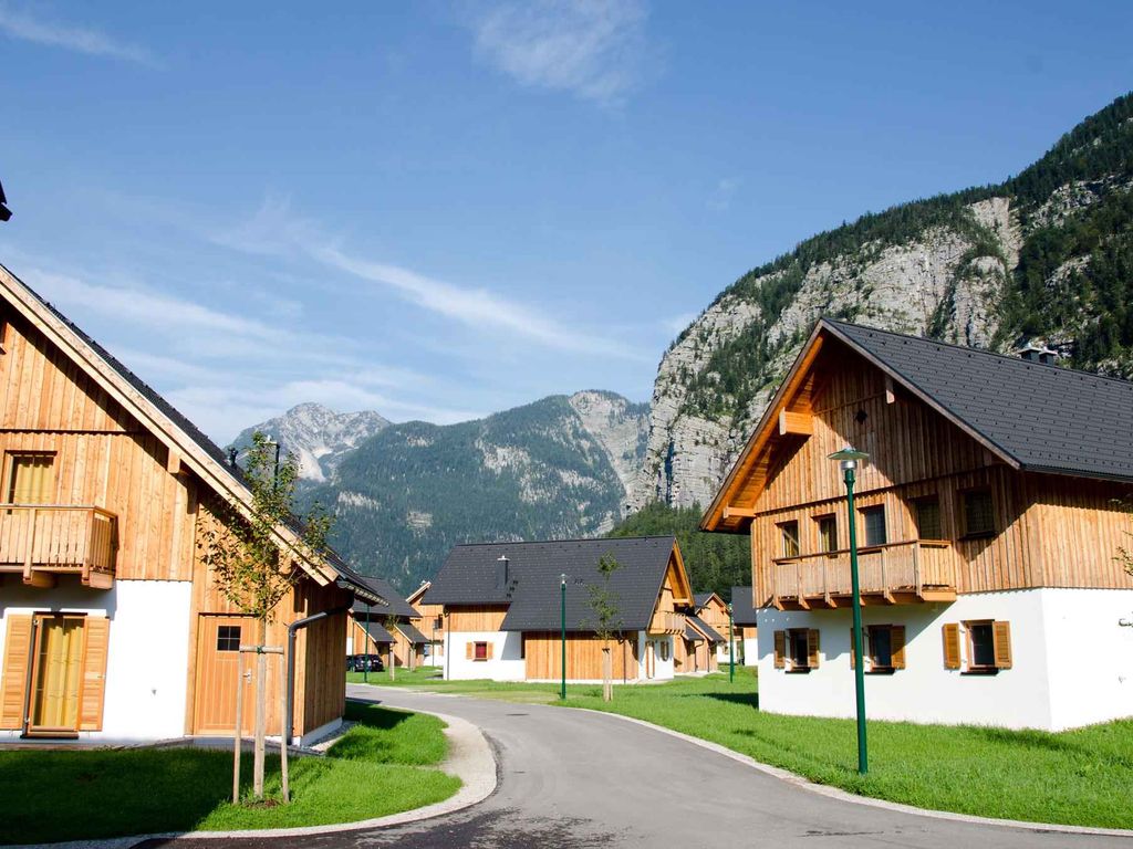 Ferienhaus mit Hallenbad, Wellness, Kinderspielplatz und eigener Sauna im Feriendorf