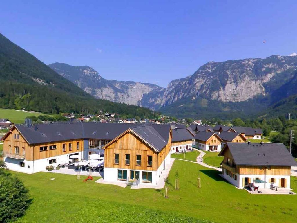 Ferienhaus mit Hallenbad, Wellness und Kinderspielplatz
