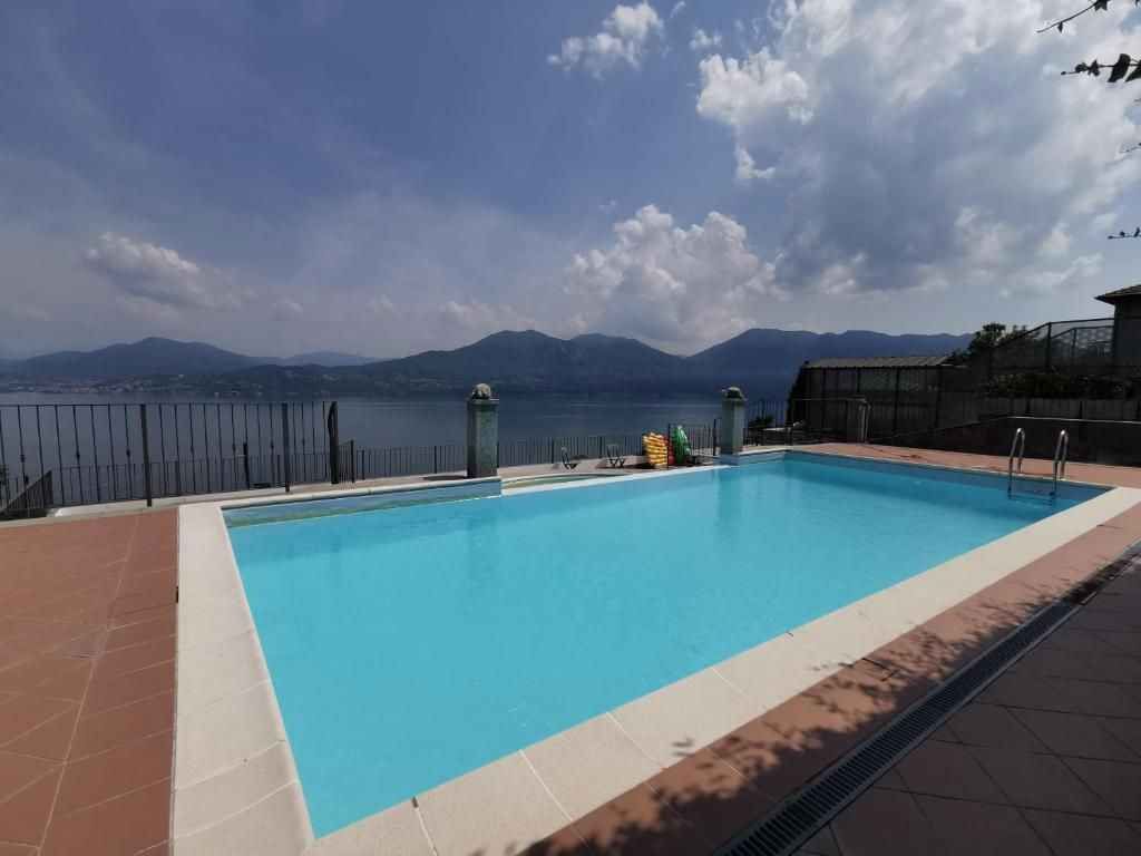 Ferienwohnung mit Balkon mit seitlichem Seeblick