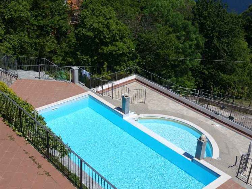 Ferienwohnung mit Balkon mit seitlichem Seeblick