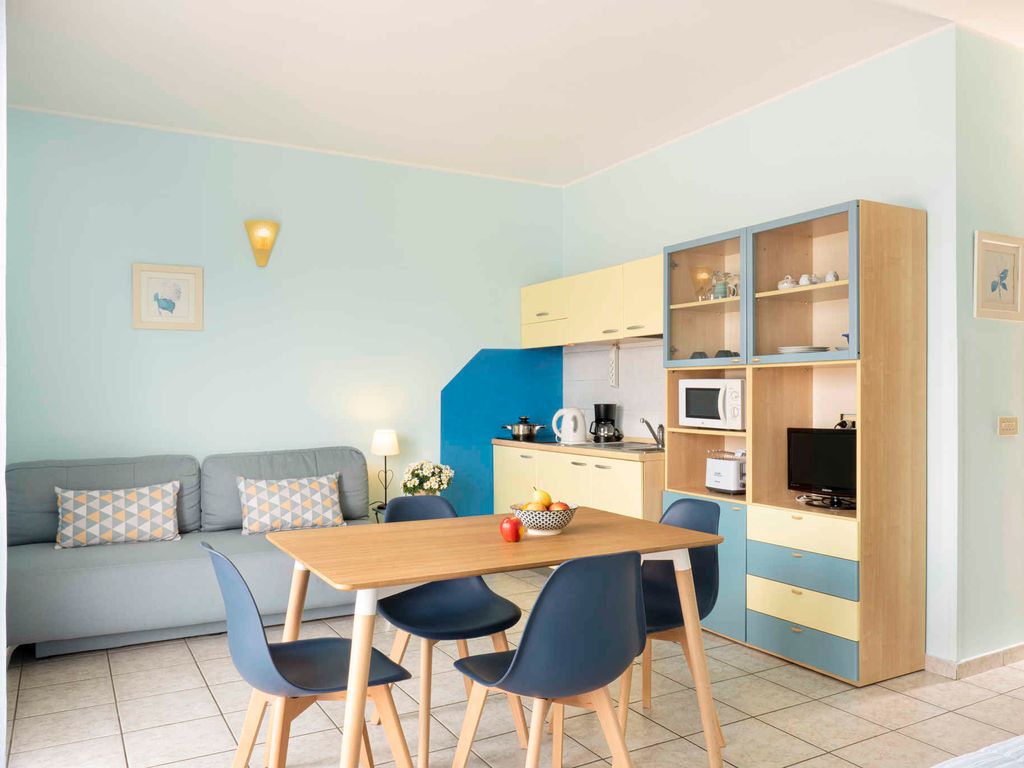 Ferienwohnung mit Privatstrand und Balkon mit Seeblick