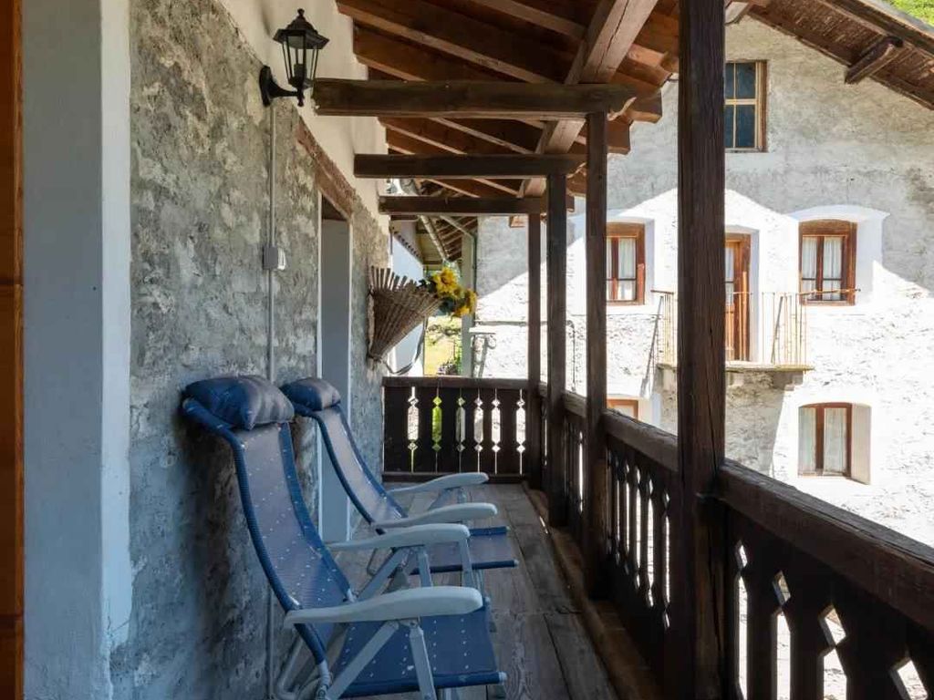 Ferienhaus In ruhiger Lage in den Bergen am Rande des Flusses mit Blick auf den Wald gelegen