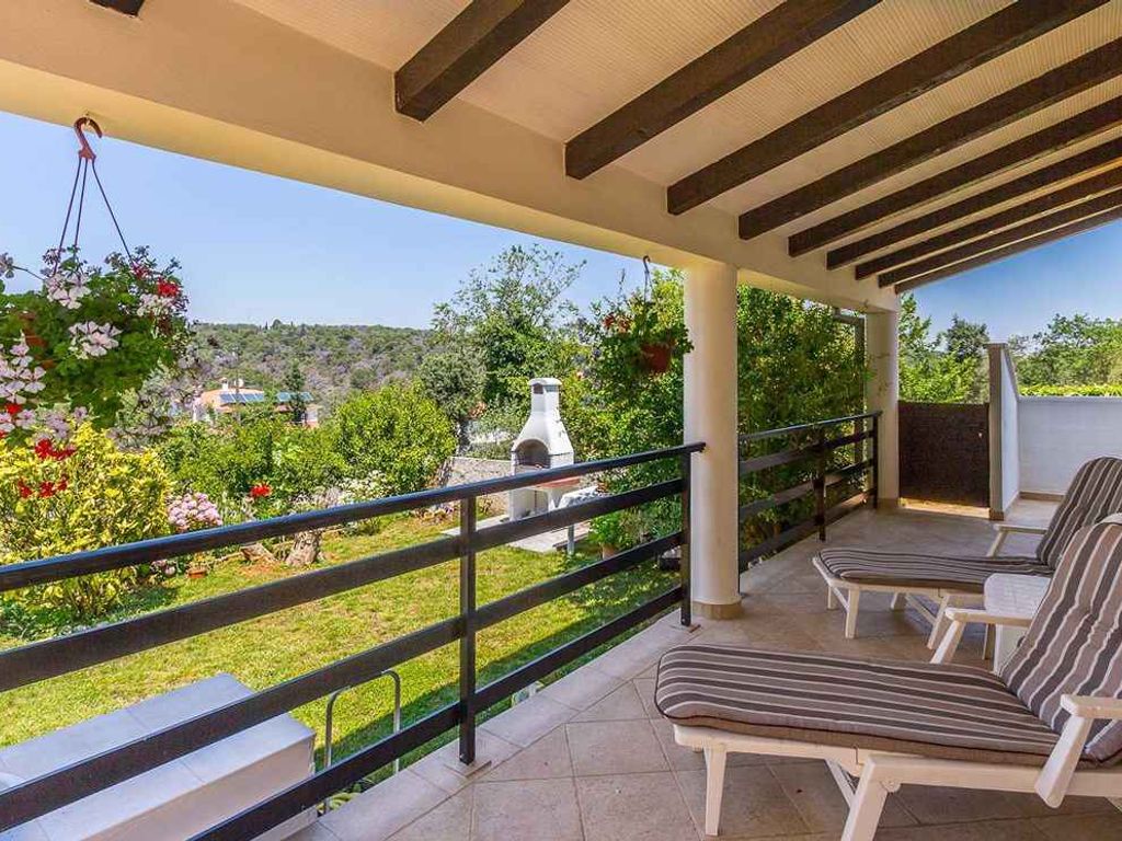 Ferienwohnung mit Terrasse und Garten