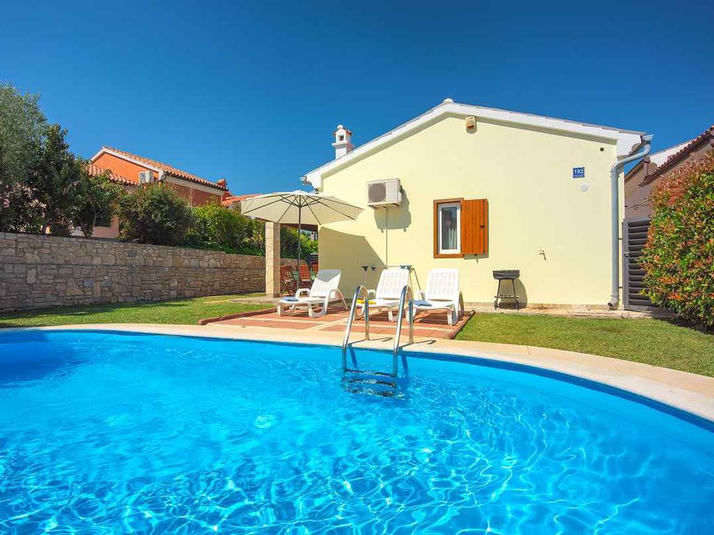 Villa mit Pool in Strandnähe