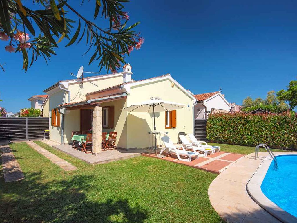 Villa mit Pool in Strandnähe