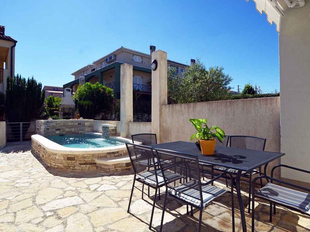 Ferienhaus mit Pool und Klimaanlage