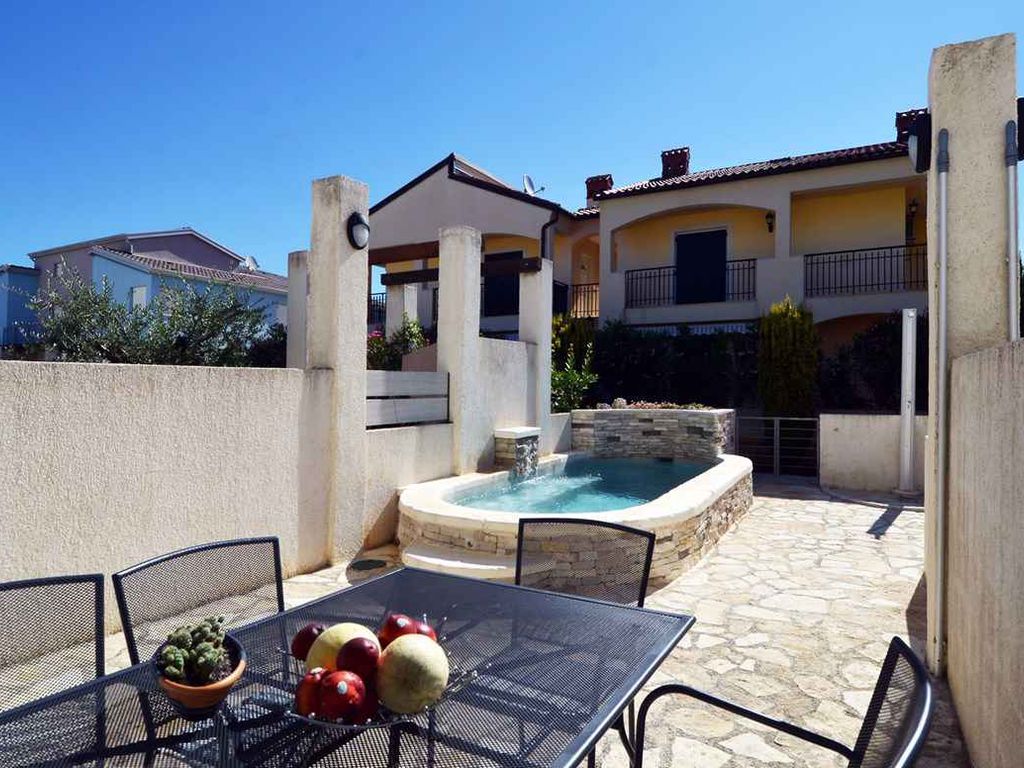 Ferienhaus mit Pool und Klimaanlage