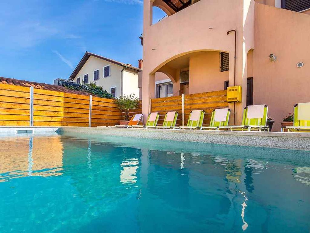 Ferienwohnung mit gemeinsamen Außen Swimmingpool und Balkon