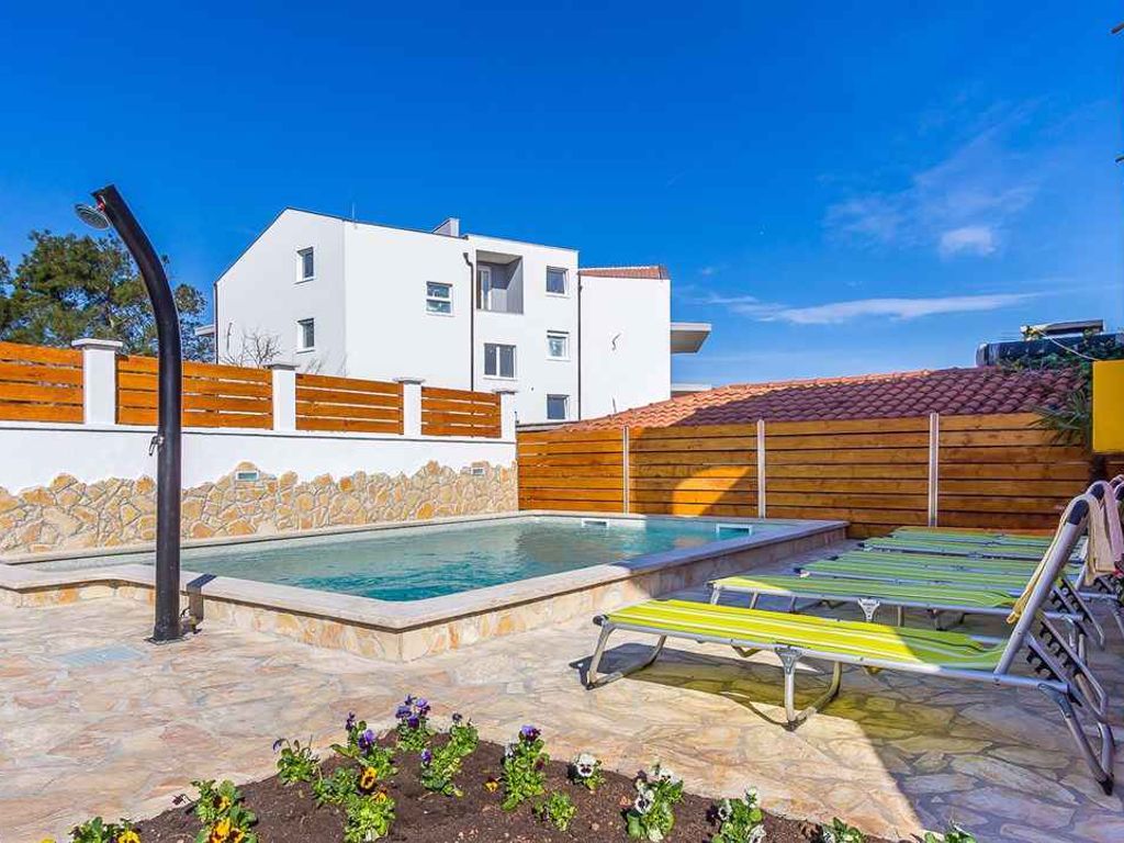 Ferienwohnung mit gemeinsamen Außen Swimmingpool und Balkon