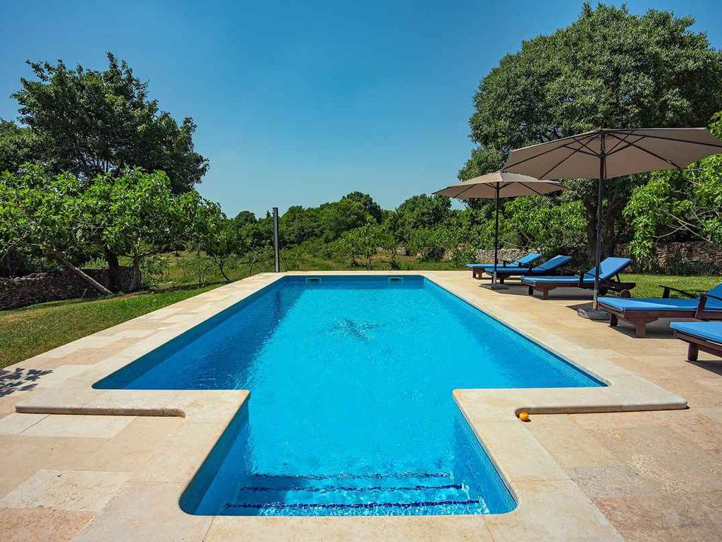 Villa mit Pool und Weinkeller