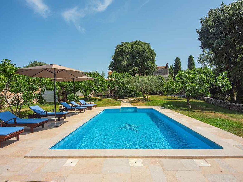 Villa mit Pool und Weinkeller