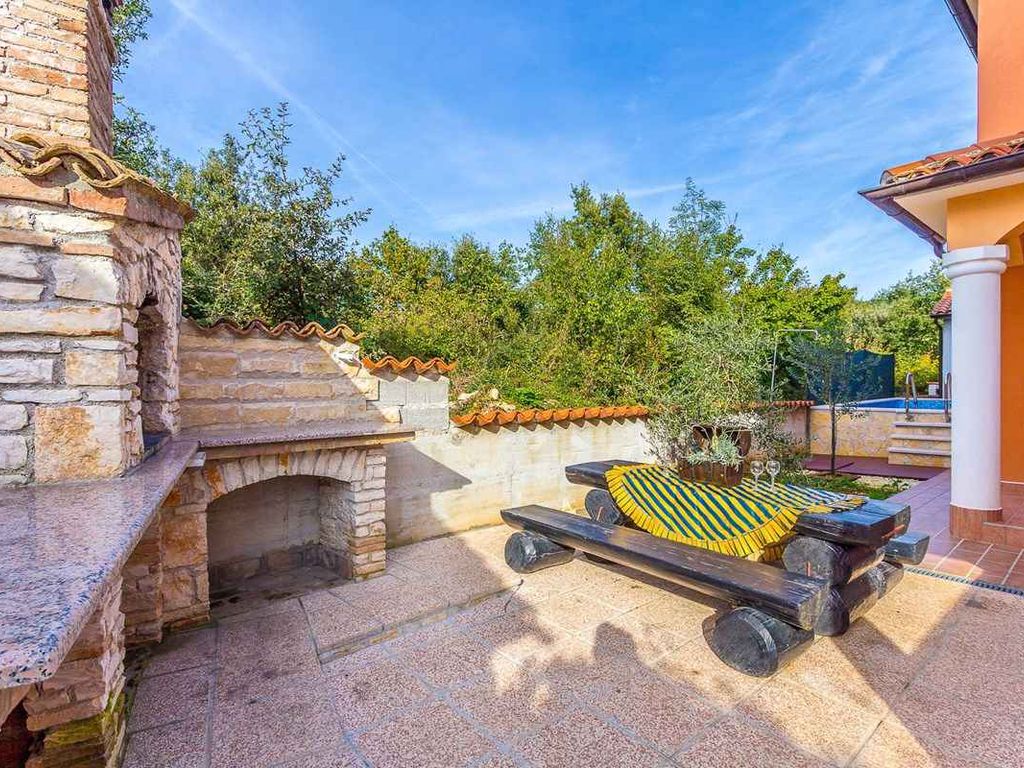 Ferienhaus mit Pool und Klimaanlage