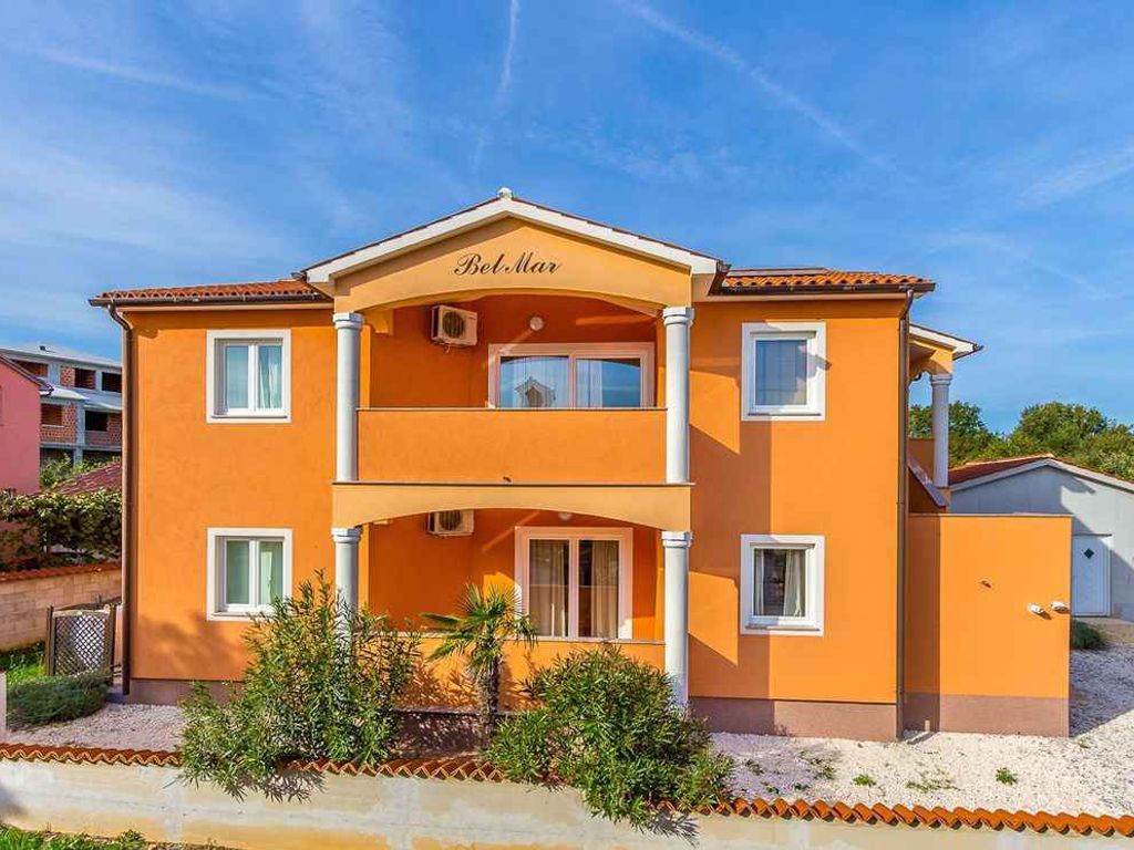 Ferienhaus mit Pool und Klimaanlage