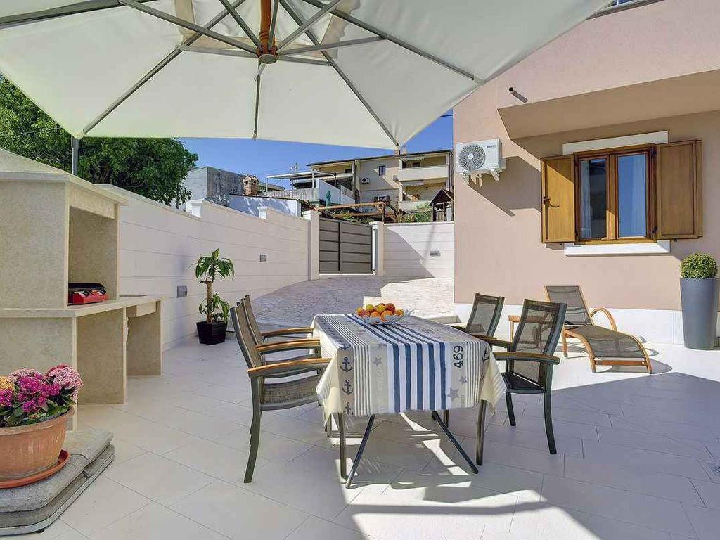 Ferienhaus mit Pool und Klimaanlage