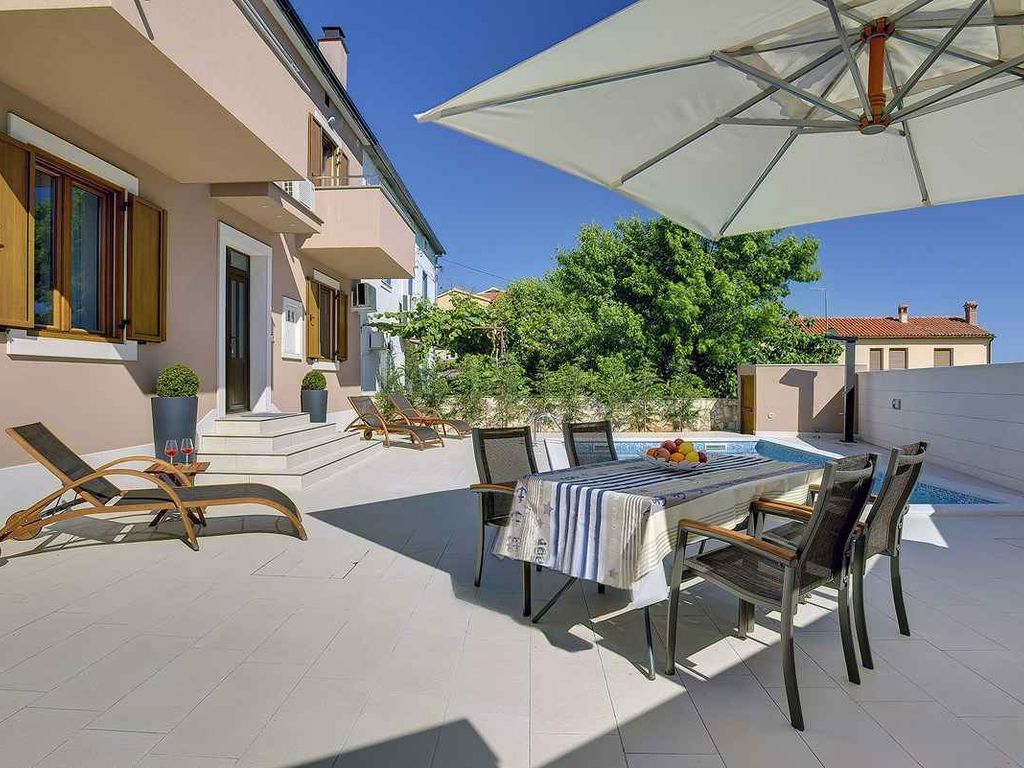 Ferienhaus mit Pool und Klimaanlage