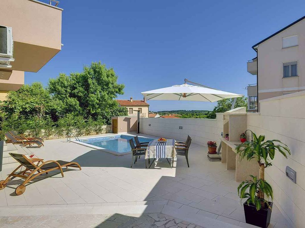 Ferienhaus mit Pool und Klimaanlage