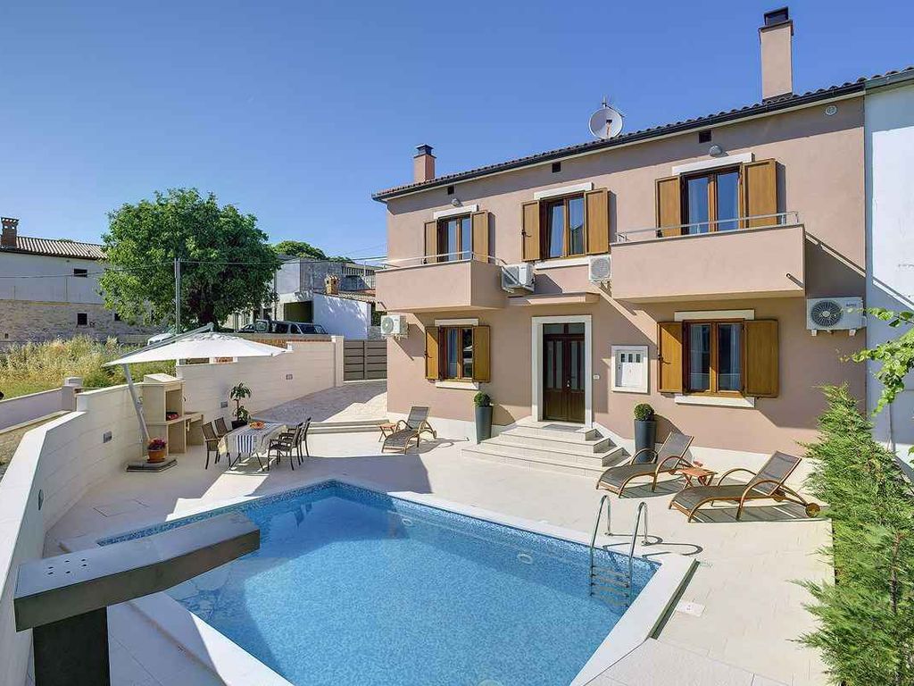 Ferienhaus mit Pool und Klimaanlage