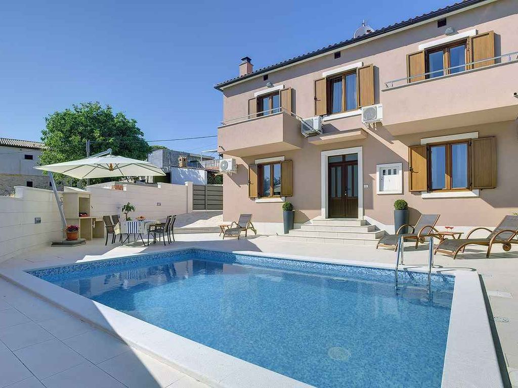 Ferienhaus mit Pool und Klimaanlage