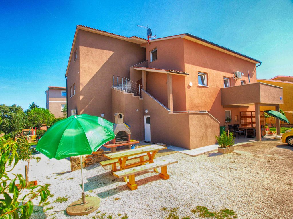 Ferienwohnung mit Garten zur gemeinsamen Nutzung und Kinderspielplatz