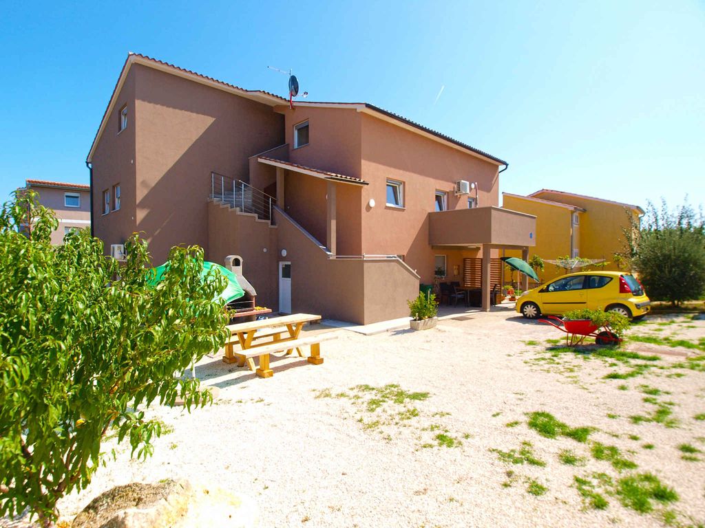 Ferienwohnung mit Garten zur gemeinsamen Nutzung und Kinderspielplatz