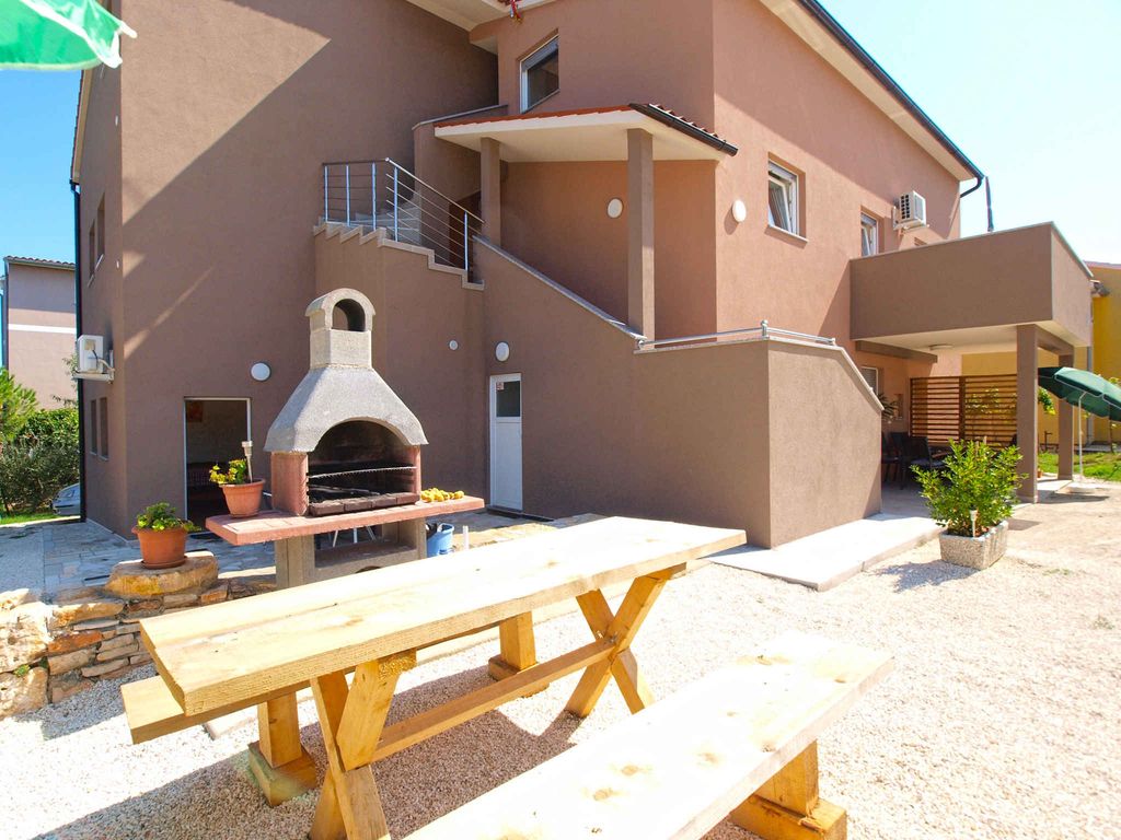Ferienwohnung mit Garten zur gemeinsamen Nutzung und Kinderspielplatz