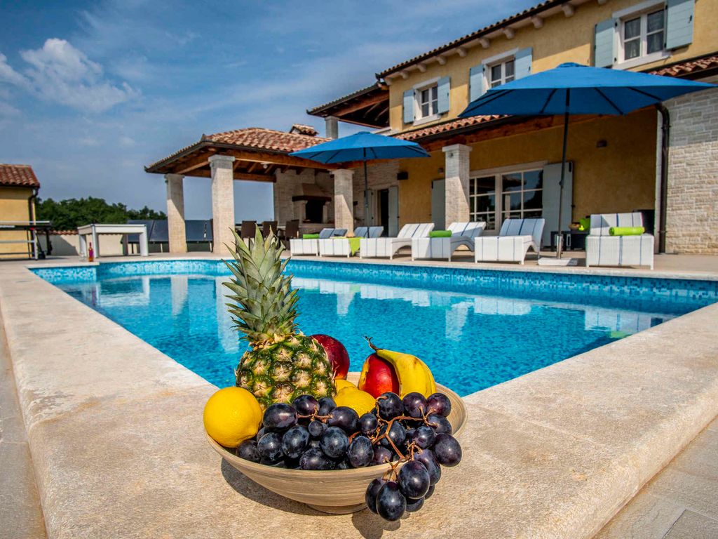Villa mit Swimmingpool, Tischtennis und Grillterrasse
