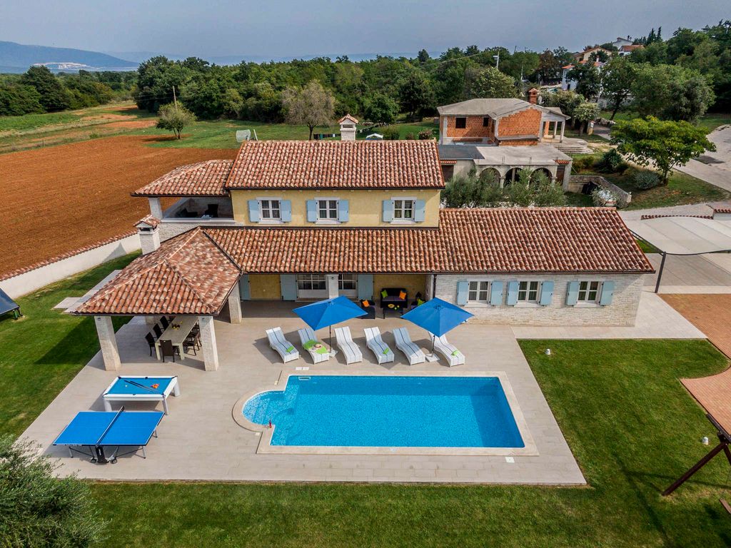 Villa mit Swimmingpool, Tischtennis und Grillterrasse