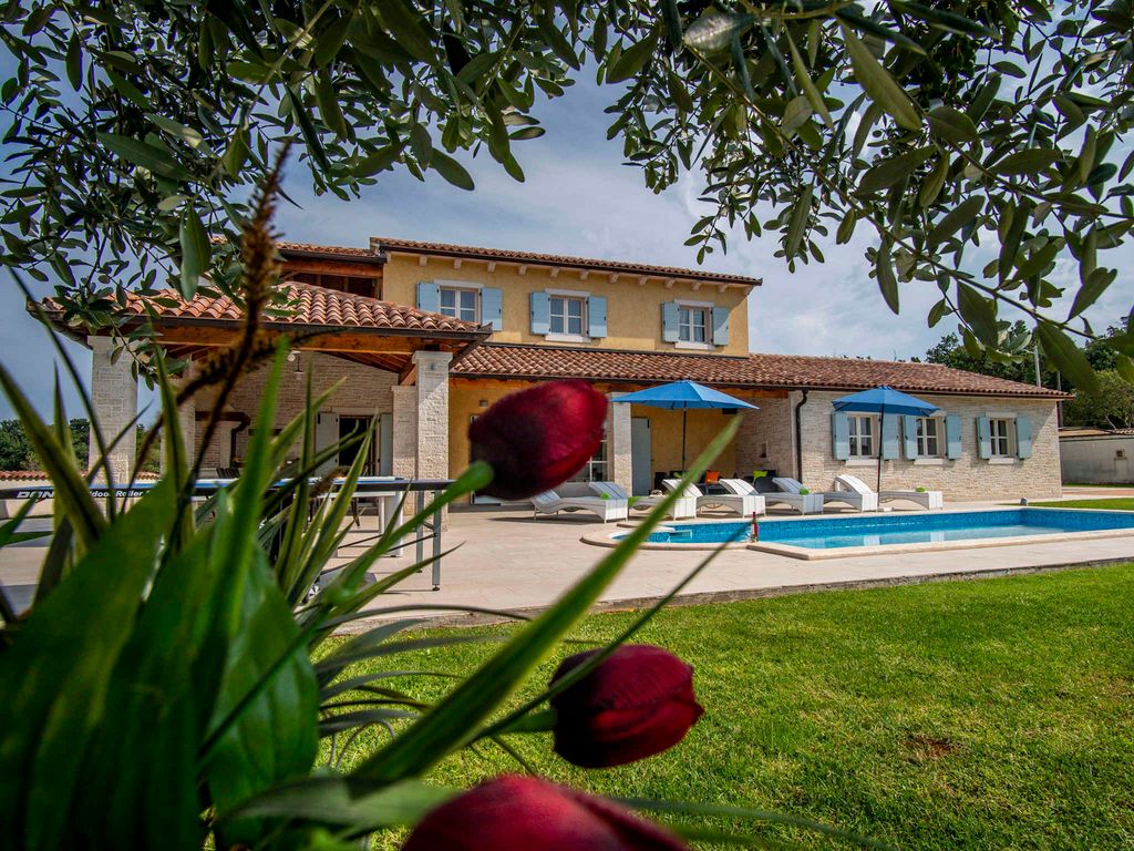 Villa mit Swimmingpool, Tischtennis und Grillterrasse