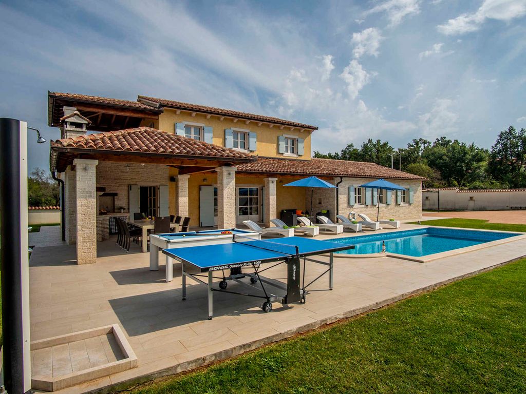 Villa mit Swimmingpool, Tischtennis und Grillterrasse