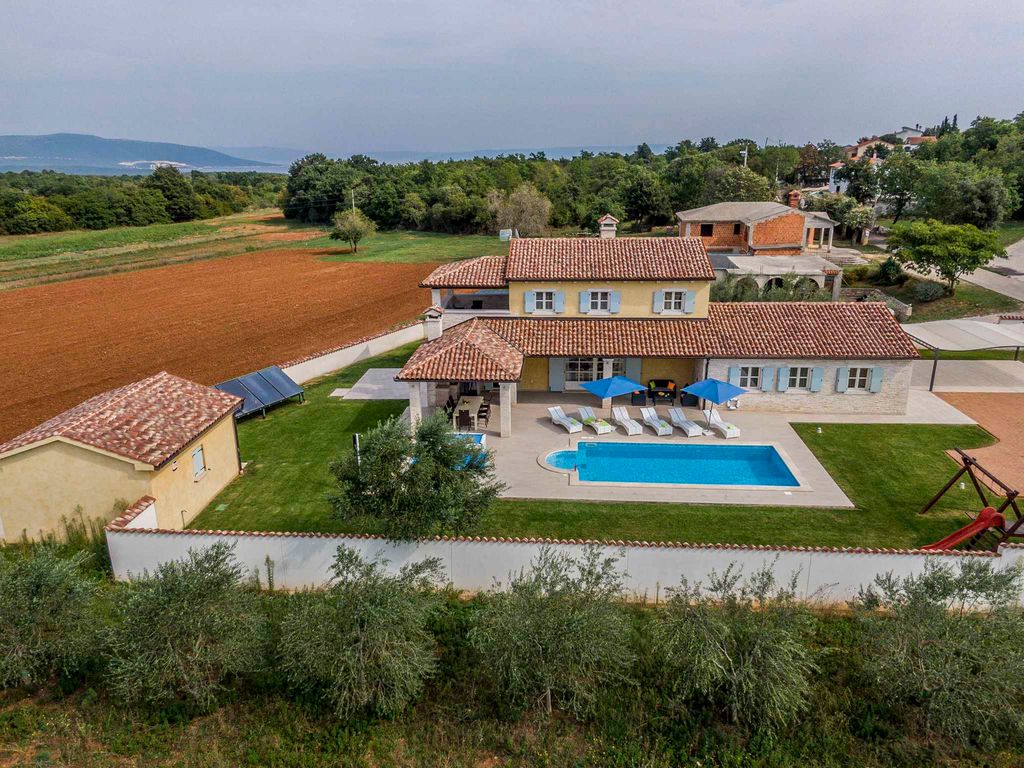 Villa mit Swimmingpool, Tischtennis und Grillterrasse