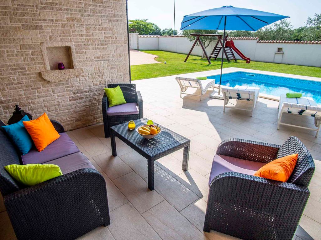 Villa mit Swimmingpool, Tischtennis und Grillterrasse