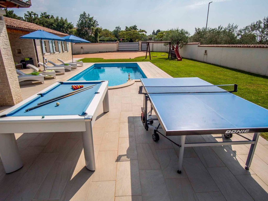 Villa mit Swimmingpool, Tischtennis und Grillterrasse