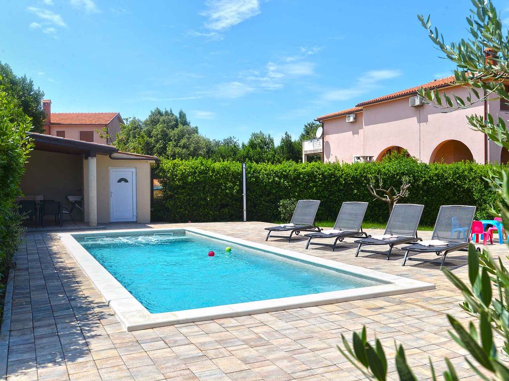 Villa mit Pool für 8 Personen