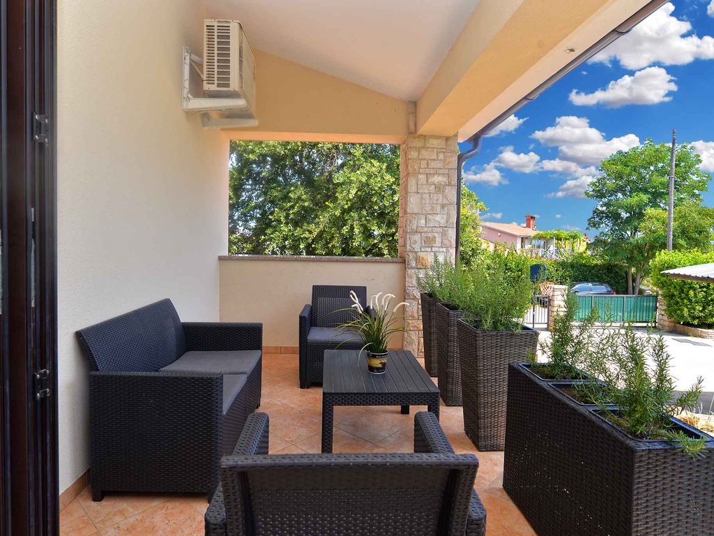 Villa mit Pool für 8 Personen
