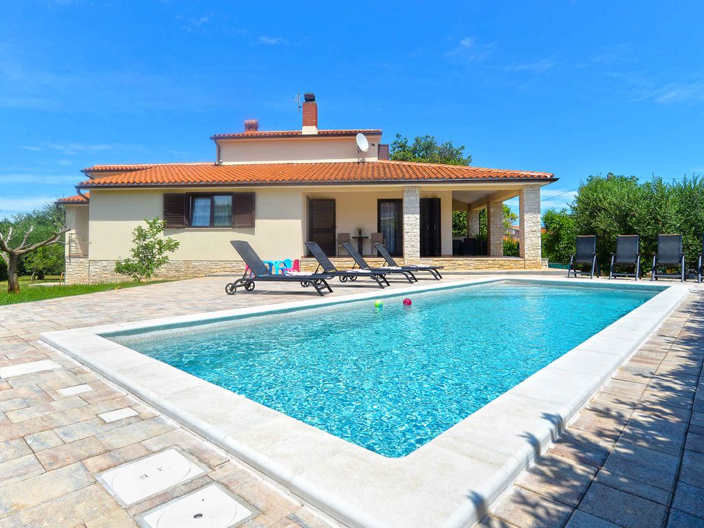 Villa mit Pool für 8 Personen