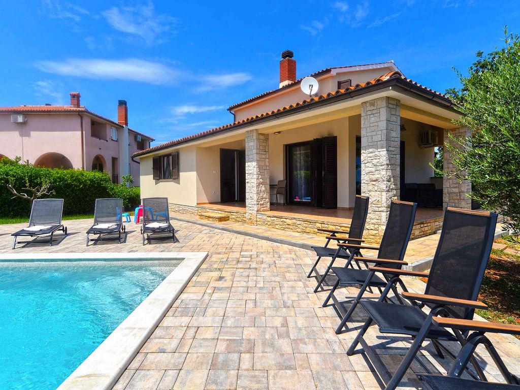 Villa mit Pool für 8 Personen
