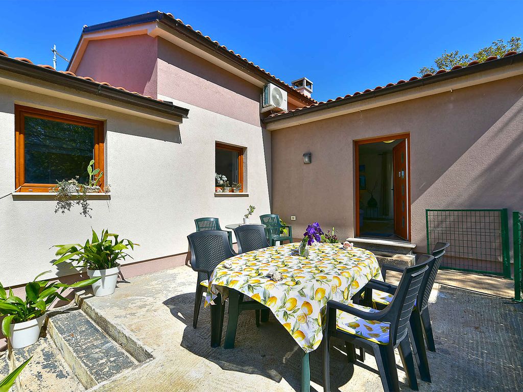 Ferienhaus mit Swimmingpool in mediterraner Umgebung